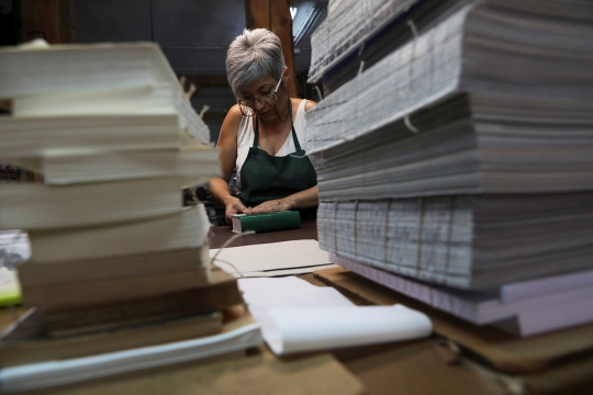 Melihat bengkel restorasi buku lama di Spanyol