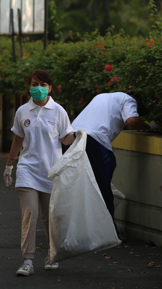 Aksi relawan bersihkan sampah Jakarta selama World Clean Up Day