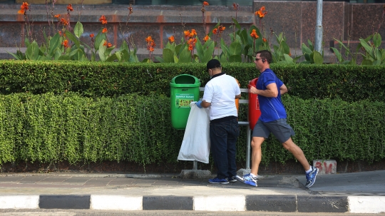 Aksi relawan bersihkan sampah Jakarta selama World Clean Up Day