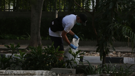 Aksi relawan bersihkan sampah Jakarta selama World Clean Up Day