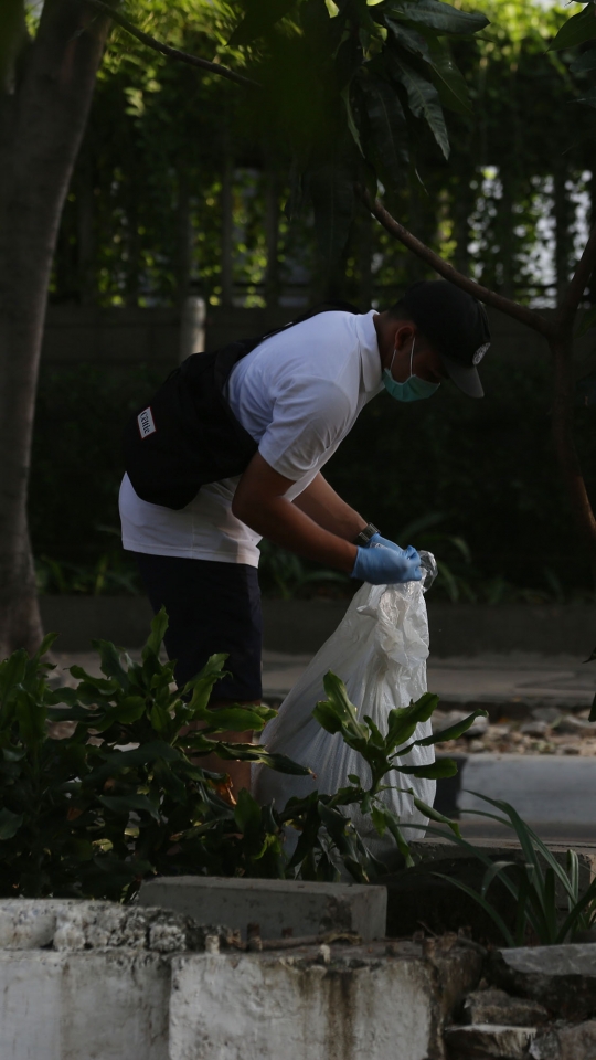 Aksi relawan bersihkan sampah Jakarta selama World Clean Up Day