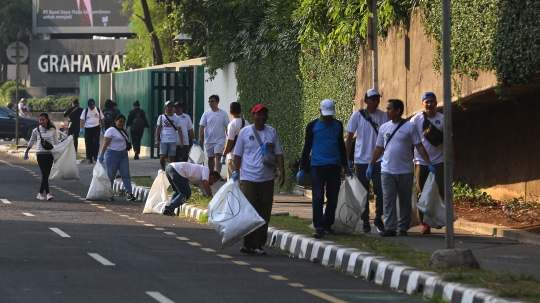 Aksi relawan bersihkan sampah Jakarta selama World Clean Up Day