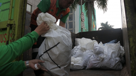Aksi relawan bersihkan sampah Jakarta selama World Clean Up Day