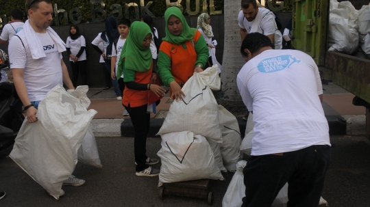 Aksi relawan bersihkan sampah Jakarta selama World Clean Up Day