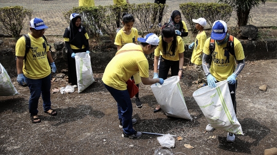 World Clean Up Day, relawan bersihkan TMII