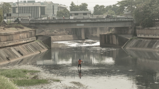 Potret Kanal Banjir Timur yang selalu dipenuhi sampah