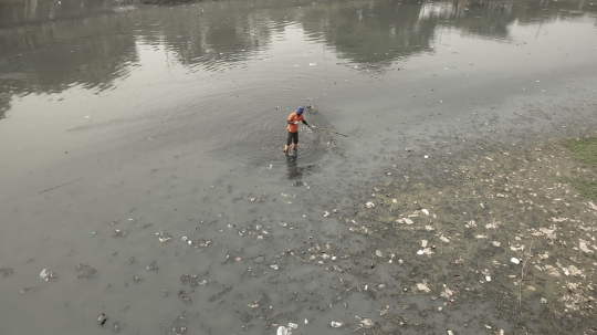 Potret Kanal Banjir Timur yang selalu dipenuhi sampah