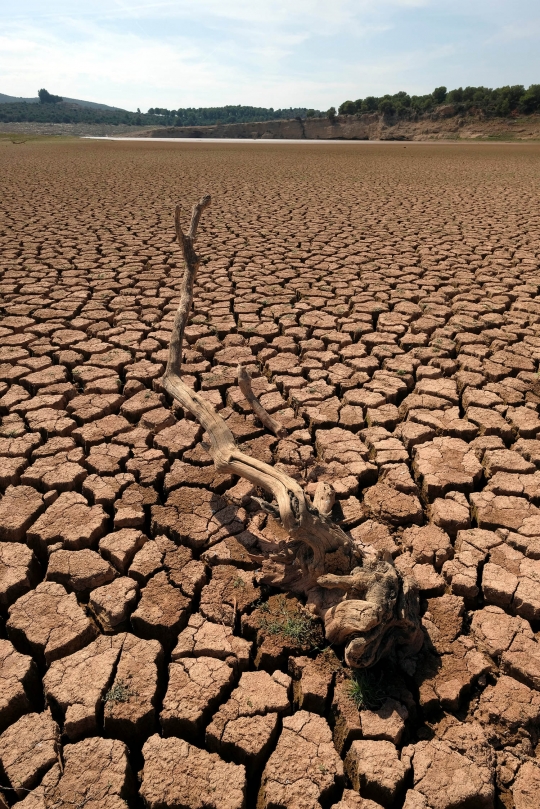 Meratapi waduk di Spanyol yang kering kerontang