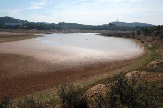 Meratapi waduk di Spanyol yang kering kerontang