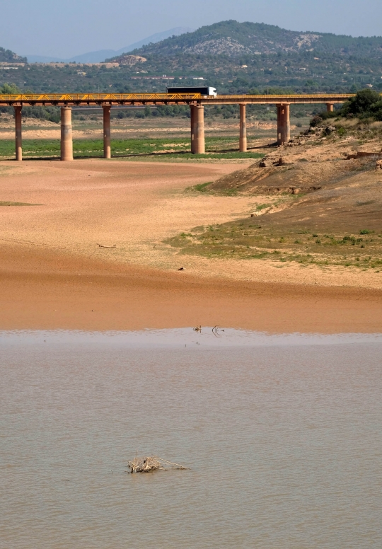 Meratapi waduk di Spanyol yang kering kerontang