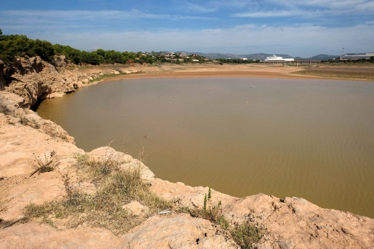 Meratapi waduk di Spanyol yang kering kerontang