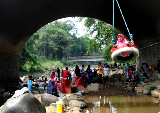 Ciliwung surut, kolong jembatan Sempur jadi objek wisata dadakan