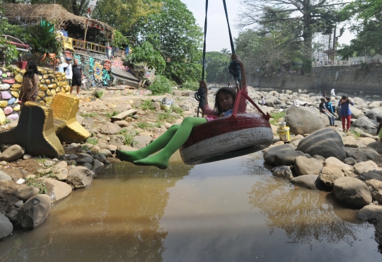 Ciliwung surut, kolong jembatan Sempur jadi objek wisata dadakan