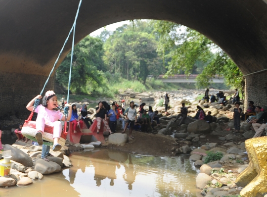 Ciliwung surut, kolong jembatan Sempur jadi objek wisata dadakan