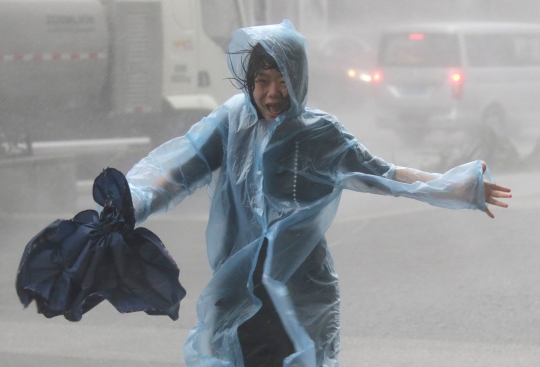 Perjuangan warga di tengah hantaman Topan Mangkhut