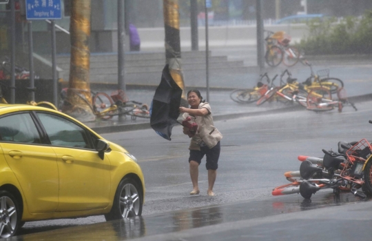 Perjuangan warga di tengah hantaman Topan Mangkhut