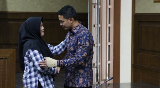 Zumi Zola dipeluk saksi dan kerabat usai jalani sidang lanjutan