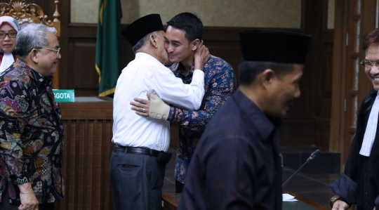 Zumi Zola dipeluk saksi dan kerabat usai jalani sidang lanjutan