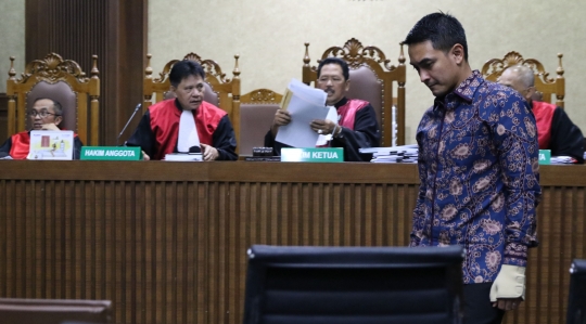 Zumi Zola dipeluk saksi dan kerabat usai jalani sidang lanjutan