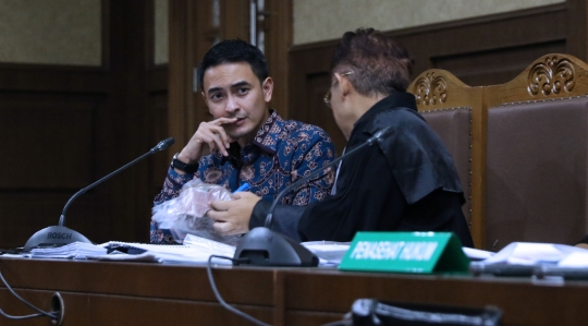 Zumi Zola dipeluk saksi dan kerabat usai jalani sidang lanjutan