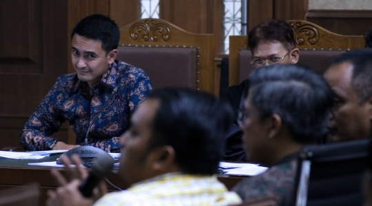 Zumi Zola dipeluk saksi dan kerabat usai jalani sidang lanjutan