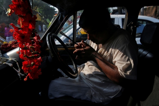 Saat sopir taksi India mohon kelancaran rezeki di Hari Vishwakarma