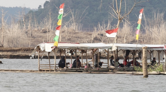 Waduk Jatigede surut dimanfaatkan warga untuk berburu ikan
