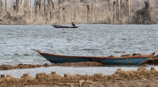 Waduk Jatigede surut dimanfaatkan warga untuk berburu ikan