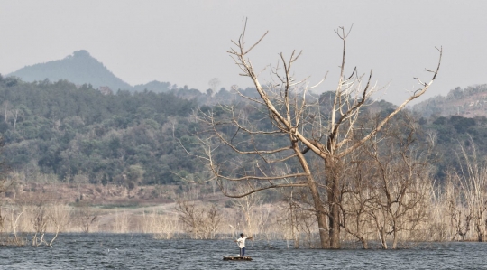 Waduk Jatigede surut dimanfaatkan warga untuk berburu ikan