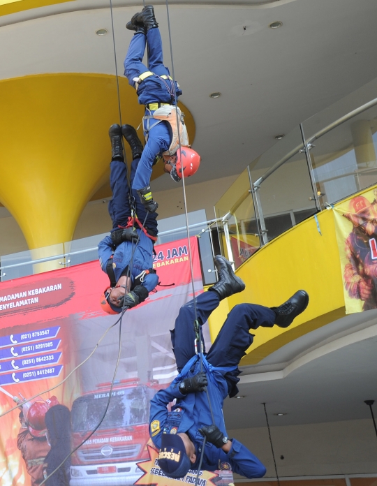 Simulasi evakuasi korban kebakaran di mall