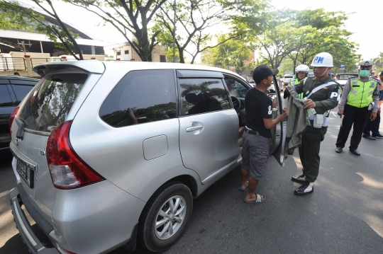 Razia pajak kendaraan petugas sita jaket anggota TNI