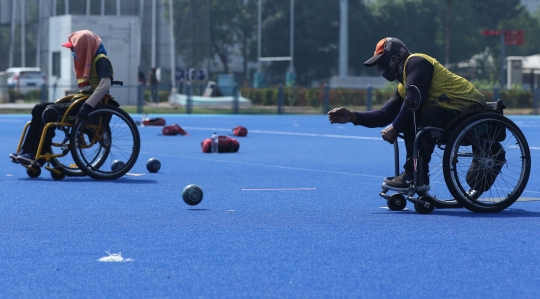 Atlet Para Games Indonesia cabor Lawn Bowls lakukan latihan dan adaptasi lapangan