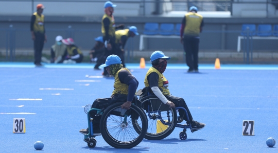 Atlet Para Games Indonesia cabor Lawn Bowls lakukan latihan dan adaptasi lapangan