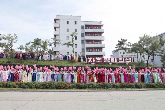 Antusiasme warga Korut sambut iring-iringan Kim Jong-un dan Moon Jae-in