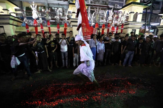 Ritual ekstrem muslim Syiah Myanmar berjalan di atas bara api