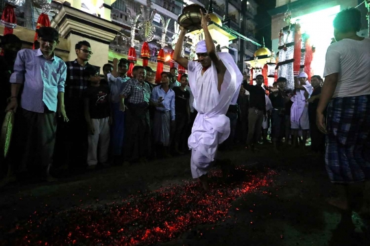 Ritual ekstrem muslim Syiah Myanmar berjalan di atas bara api