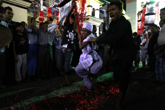 Ritual ekstrem muslim Syiah Myanmar berjalan di atas bara api
