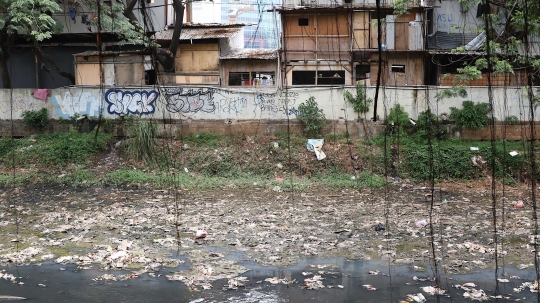 Tidak dibersihkan, anak Kali Krukut dipenuhi sampah