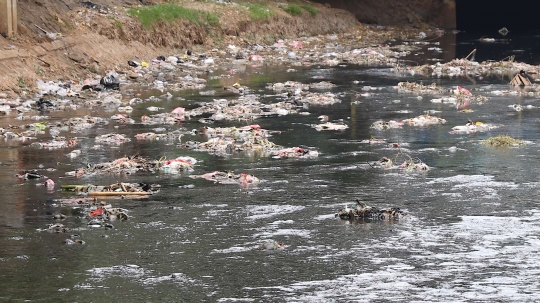 Tidak dibersihkan, anak Kali Krukut dipenuhi sampah