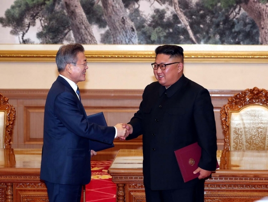 Semringah Kim Jong-un dan Moon Jae-in sepakati era tanpa perang