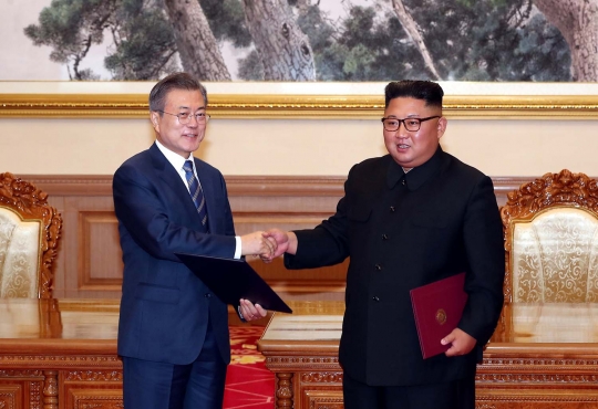 Semringah Kim Jong-un dan Moon Jae-in sepakati era tanpa perang
