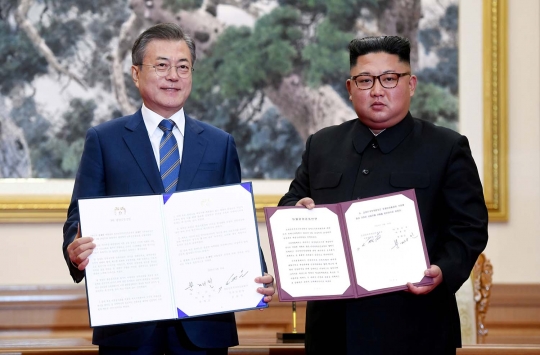Semringah Kim Jong-un dan Moon Jae-in sepakati era tanpa perang