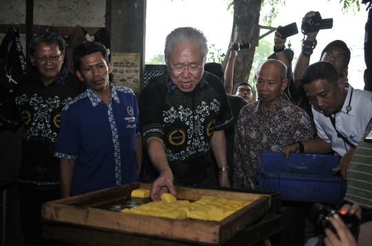 Mendag tinjau rumah pengrajin tempe dan tahu di Semanan