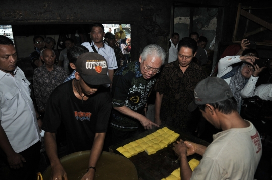 Mendag tinjau rumah pengrajin tempe dan tahu di Semanan