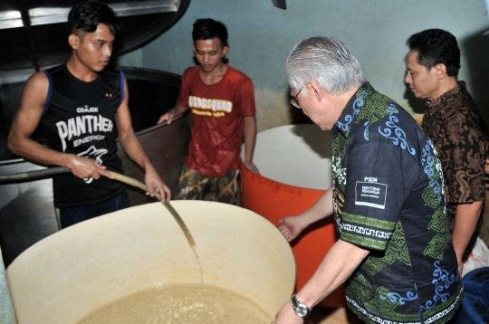 Mendag tinjau rumah pengrajin tempe dan tahu di Semanan