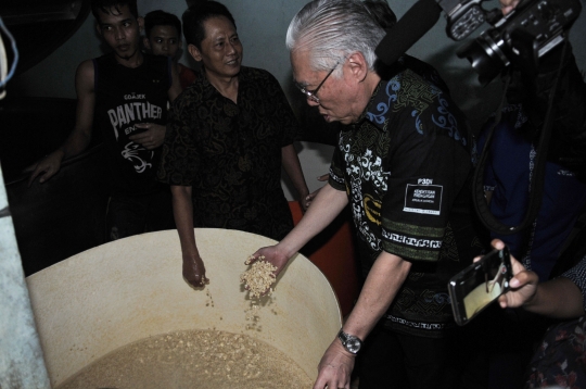 Mendag tinjau rumah pengrajin tempe dan tahu di Semanan