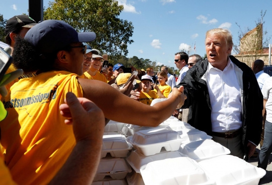 Donald Trump tinjau distribusi bantuan korban Badai Florence di Carolina