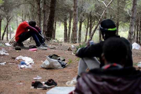 Melihat tempat persembunyian imigran Afrika di pegunungan Maroko