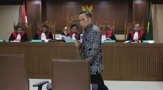 Ekspresi mantan anggota DPR Amin Santono jalani sidang perdana
