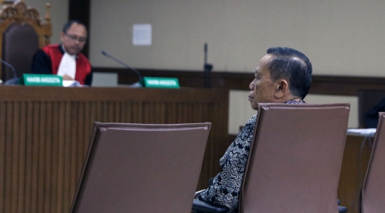 Ekspresi mantan anggota DPR Amin Santono jalani sidang perdana